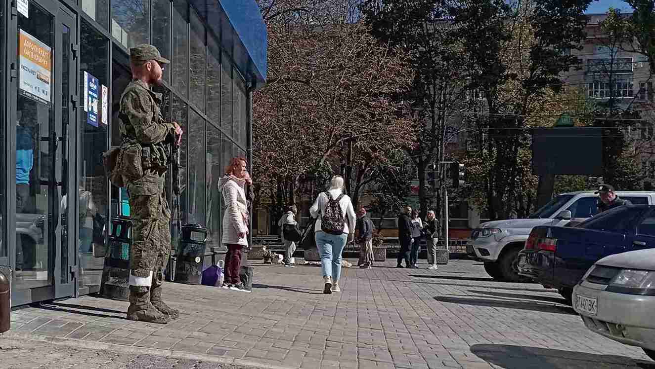 Російський військовий в окупованому Херсоні у 2022 році